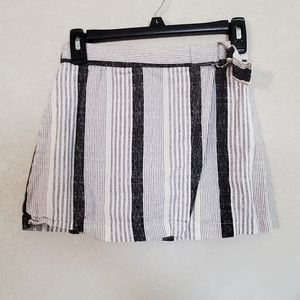 JOE B Linen/Rayon Monochrome Belted Mini Skirt (S)